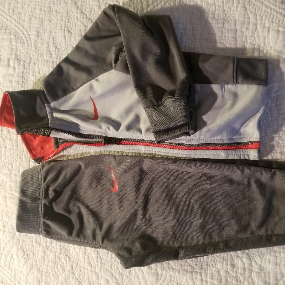 Boys Nike 3T Jogging Suit
